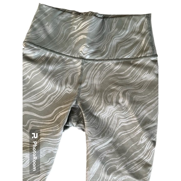 Women's Fabletics Olive Green Powerhold Capri Leggings 7/8 Size Small - Picture 4 of 6